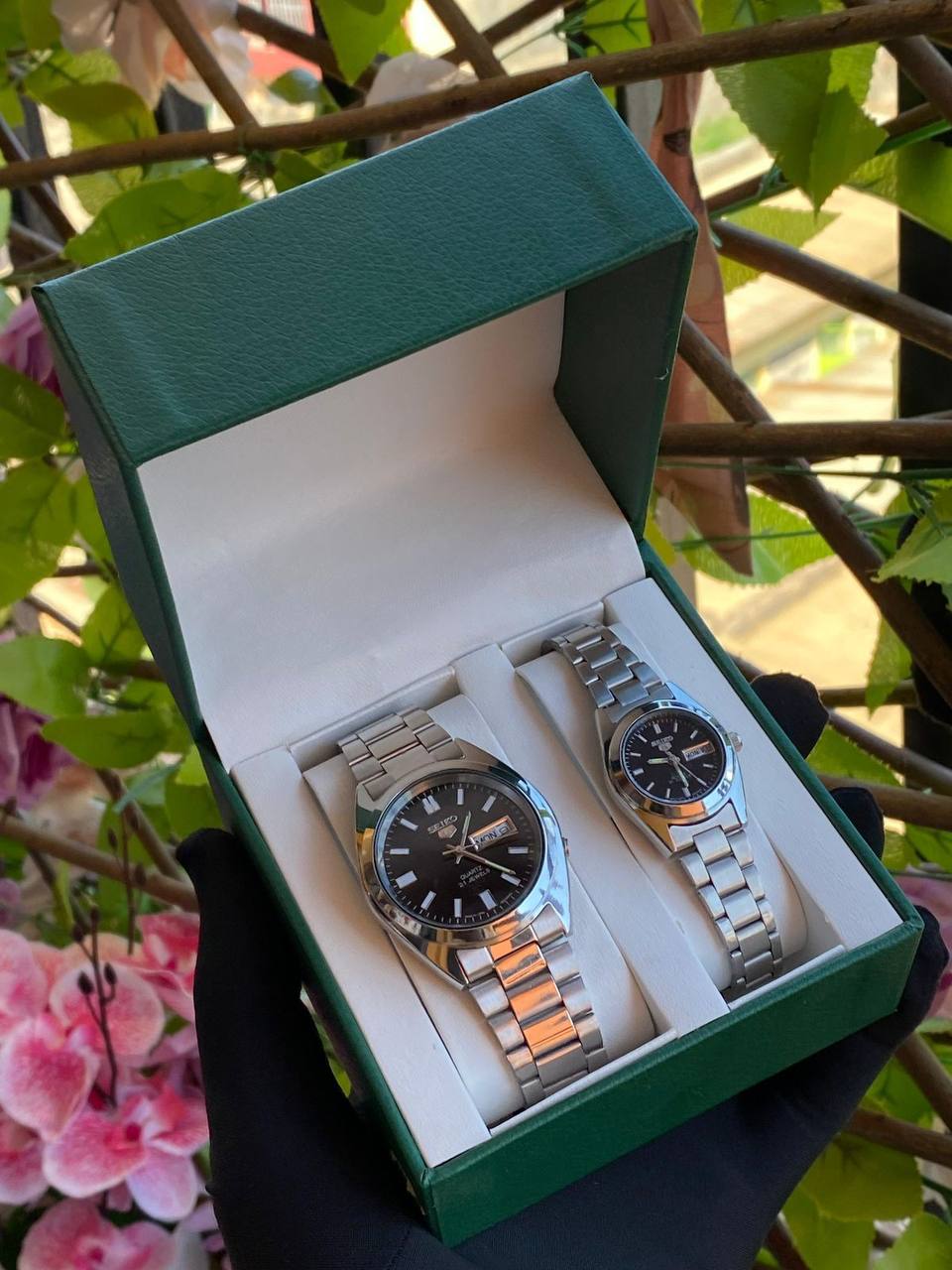 COUPLE SEIKO X ORIENT DAY AND DATE DISPLAY WATER RESISTANT BATTERY POWERED STAINLESS STEEL ENGRAVING SERVICES COUPLE BOX