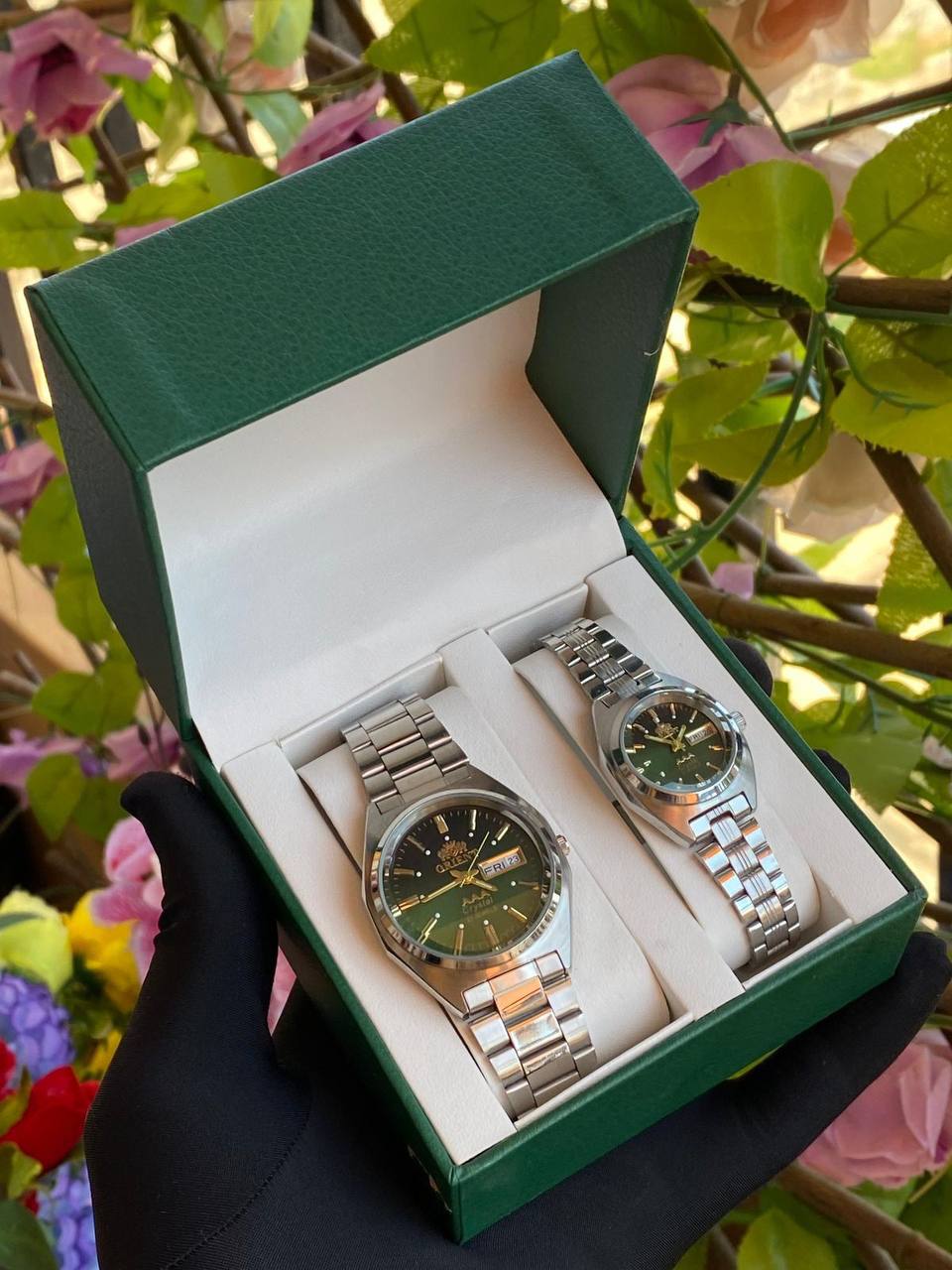 COUPLE SEIKO X ORIENT DAY AND DATE DISPLAY WATER RESISTANT BATTERY POWERED STAINLESS STEEL ENGRAVING SERVICES COUPLE BOX