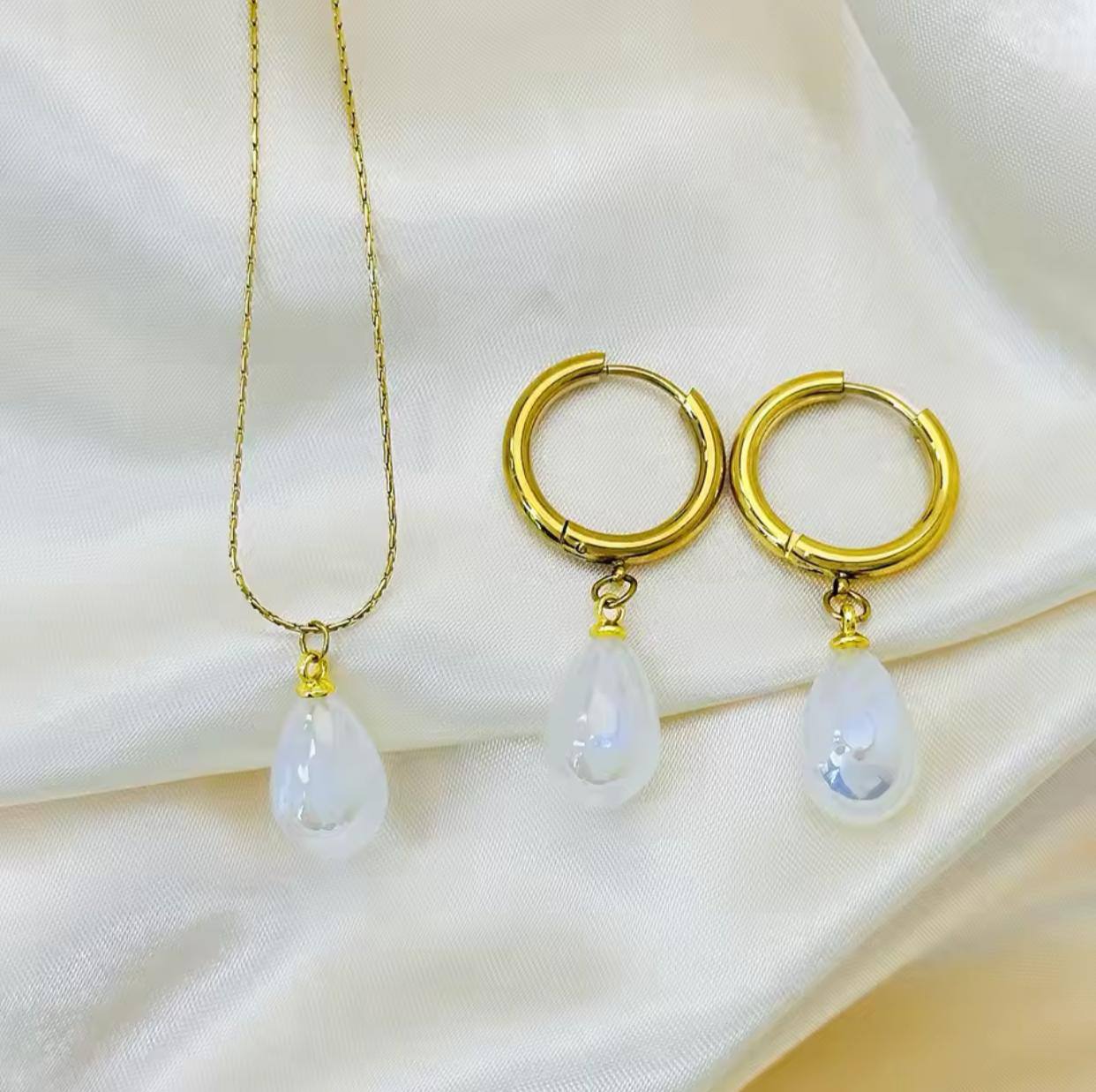 MATCHING JEWELLERY SET NECKLACE EARRINGS ⃣HYPOALLERGENIC ⃣STAINLESS STEEL ⃣NON FADE JEWELLERY BOX ENQUIRIES