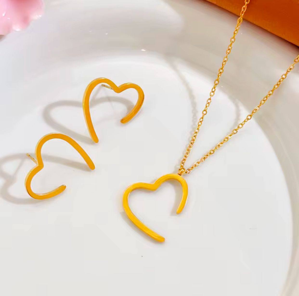 MATCHING JEWELLERY SET NECKLACE EARRINGS ⃣HYPOALLERGENIC ⃣STAINLESS STEEL ⃣NON FADE JEWELLERY BOX ENQUIRIES