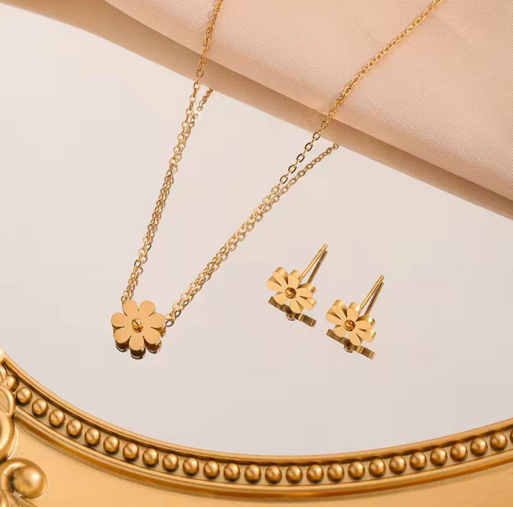 MATCHING JEWELLERY SET NECKLACE EARRINGS ⃣HYPOALLERGENIC ⃣STAINLESS STEEL ⃣NON FADE JEWELLERY BOX ENQUIRIES