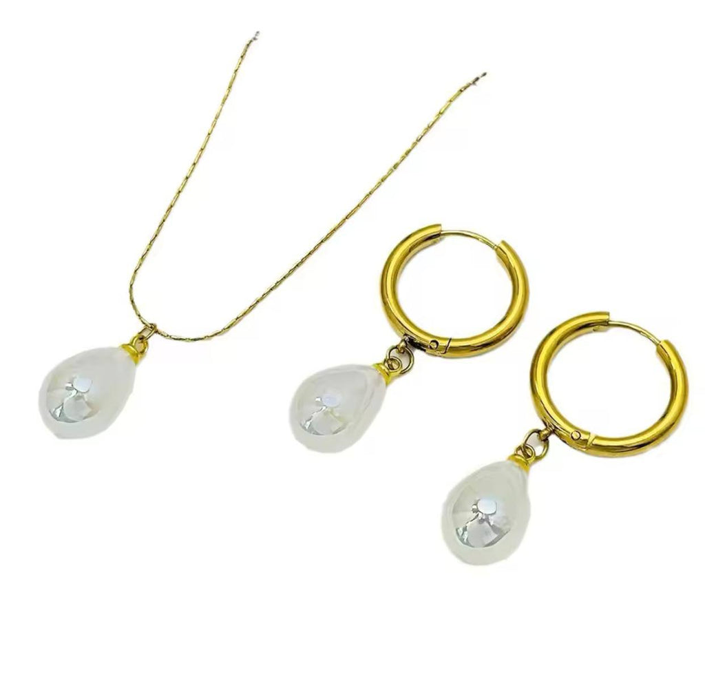 MATCHING JEWELLERY SET NECKLACE EARRINGS ⃣HYPOALLERGENIC ⃣STAINLESS STEEL ⃣NON FADE JEWELLERY BOX ENQUIRIES