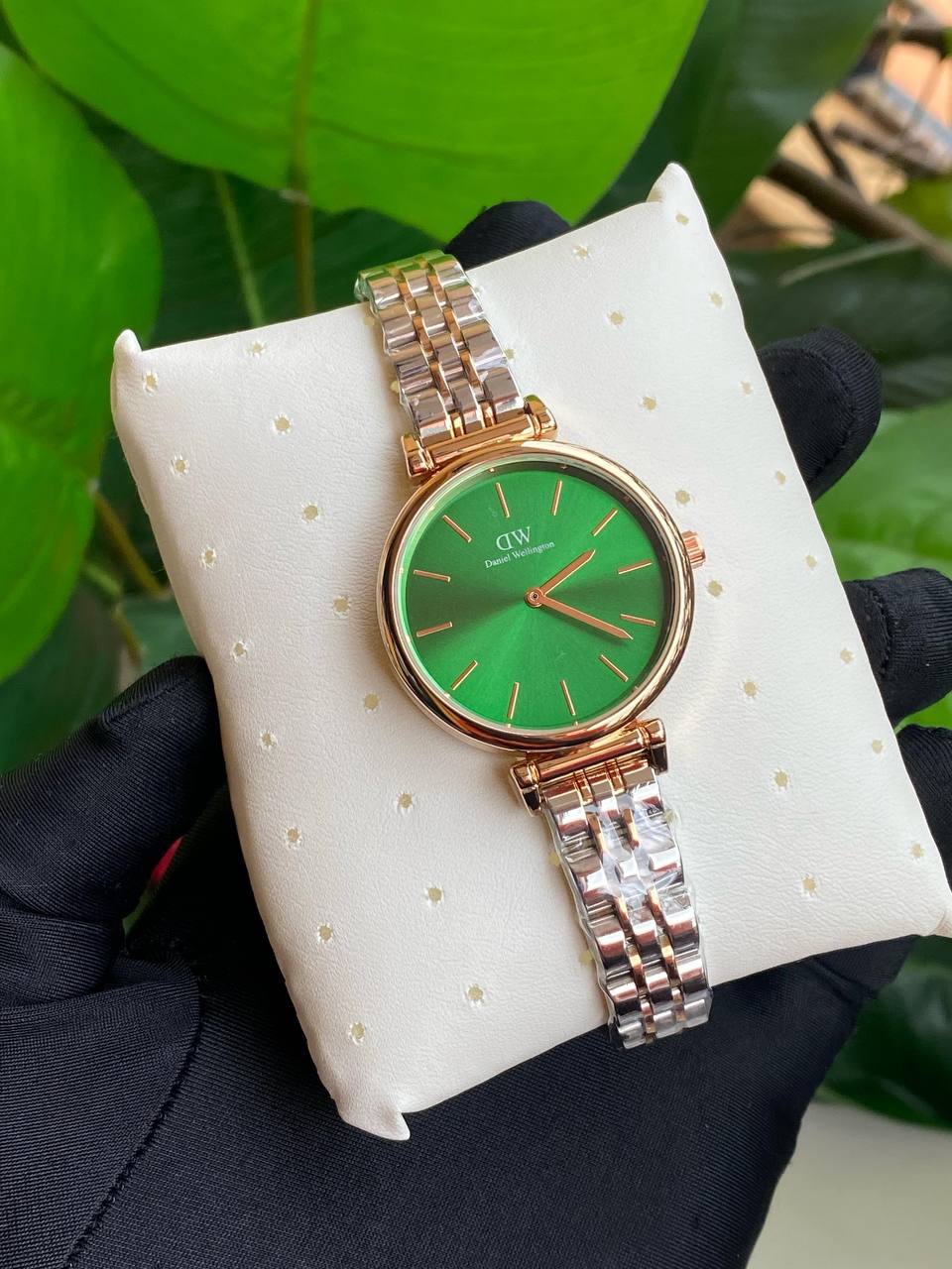 DANIEL WELLINGTON (DW) LADIES WATCH STAINLESS STEEL BATTERY POWERED WATER RESISTANT ENGRAVING SERVICES ENQUIRIES