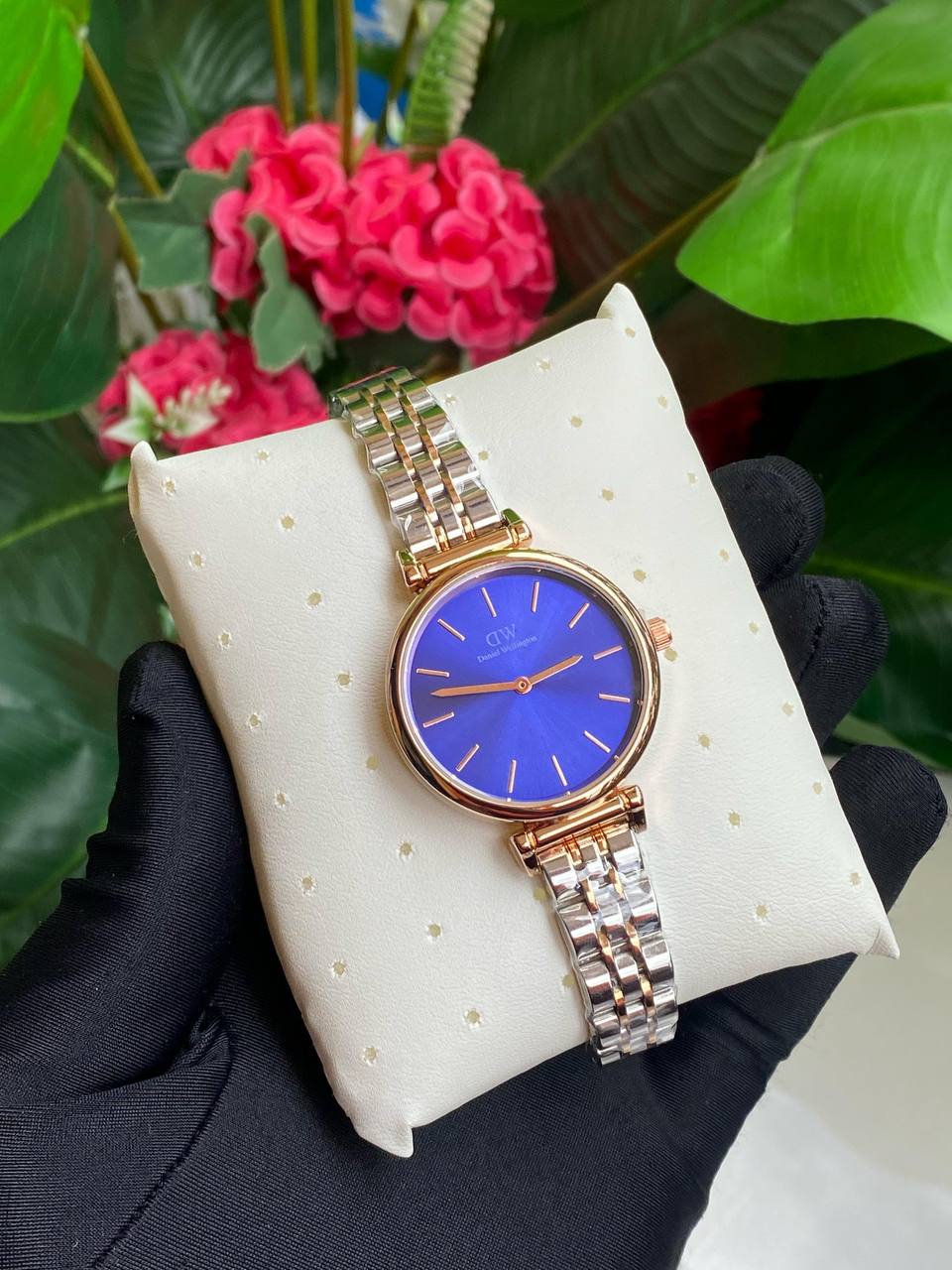 DANIEL WELLINGTON (DW) LADIES WATCH STAINLESS STEEL BATTERY POWERED WATER RESISTANT ENGRAVING SERVICES ENQUIRIES