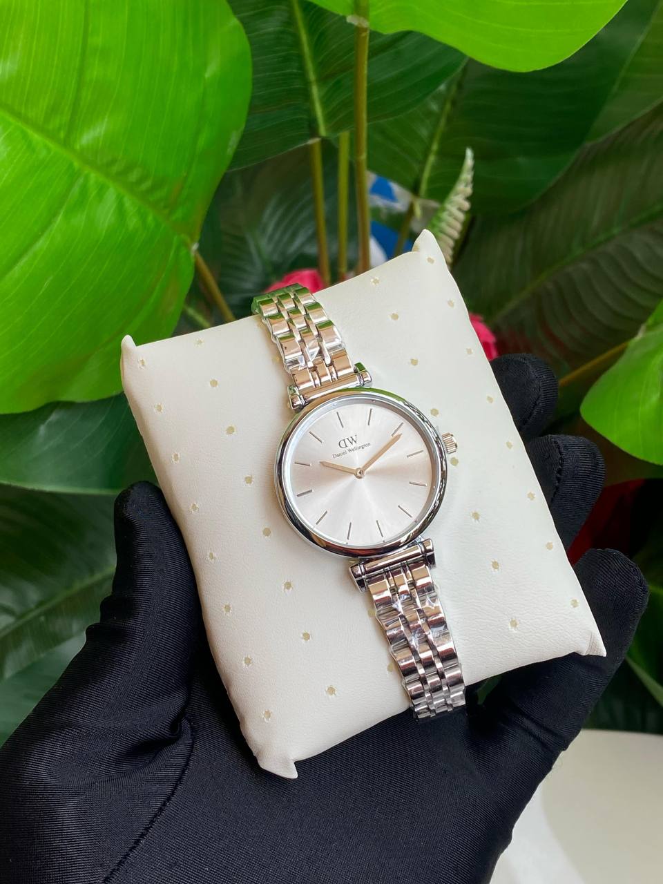 DANIEL WELLINGTON (DW) LADIES WATCH STAINLESS STEEL BATTERY POWERED WATER RESISTANT ENGRAVING SERVICES ENQUIRIES