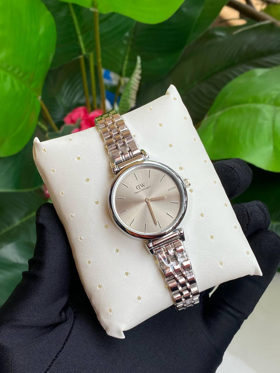 DANIEL WELLINGTON (DW) LADIES WATCH STAINLESS STEEL BATTERY POWERED WATER RESISTANT ENGRAVING SERVICES ENQUIRIES