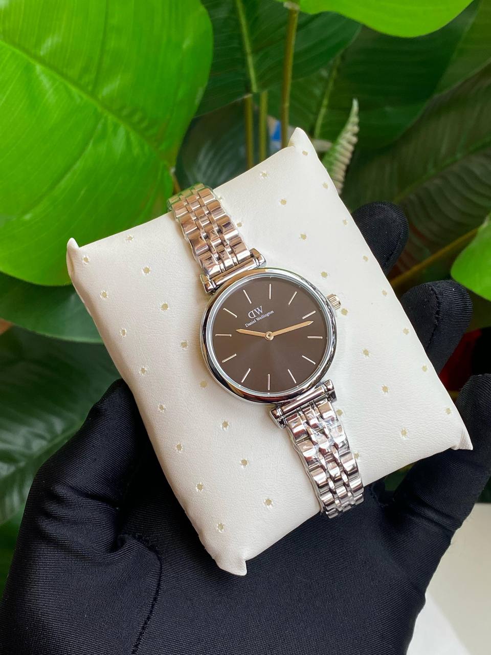 DANIEL WELLINGTON (DW) LADIES WATCH STAINLESS STEEL BATTERY POWERED WATER RESISTANT ENGRAVING SERVICES ENQUIRIES