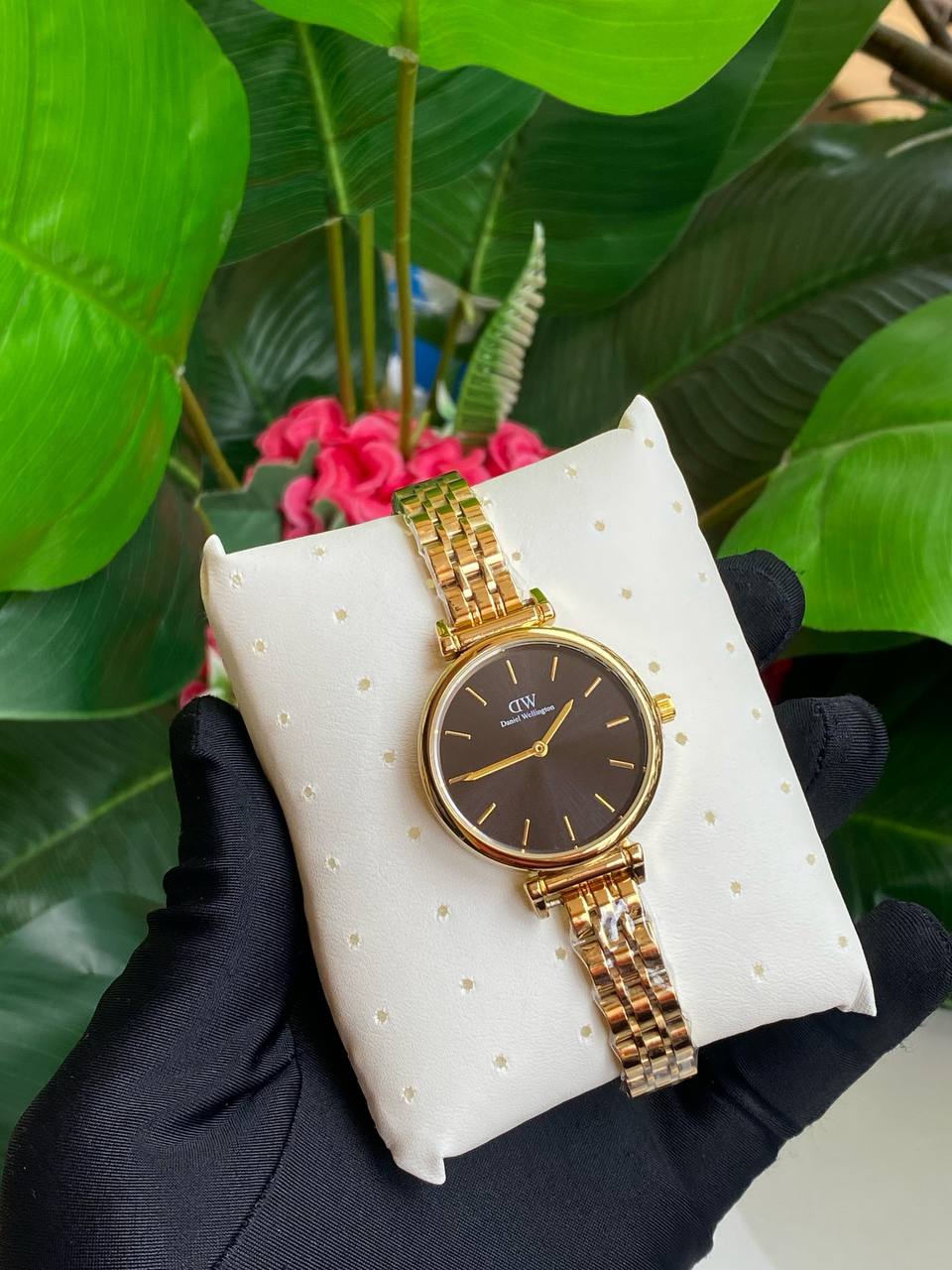 DANIEL WELLINGTON (DW) LADIES WATCH STAINLESS STEEL BATTERY POWERED WATER RESISTANT ENGRAVING SERVICES ENQUIRIES