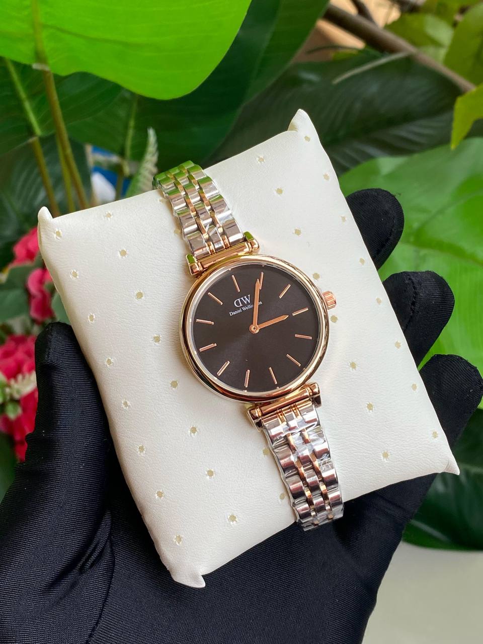 DANIEL WELLINGTON (DW) LADIES WATCH STAINLESS STEEL BATTERY POWERED WATER RESISTANT ENGRAVING SERVICES ENQUIRIES