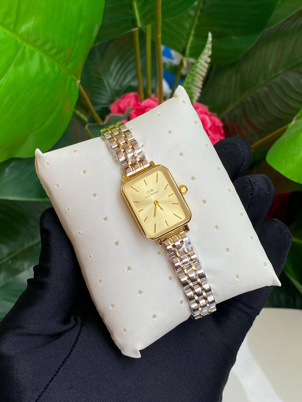 DANIEL WELLINGTON (DW) LADIES WATCH STAINLESS STEEL BATTERY POWERED WATER RESISTANT ENGRAVING SERVICES ENQUIRIES