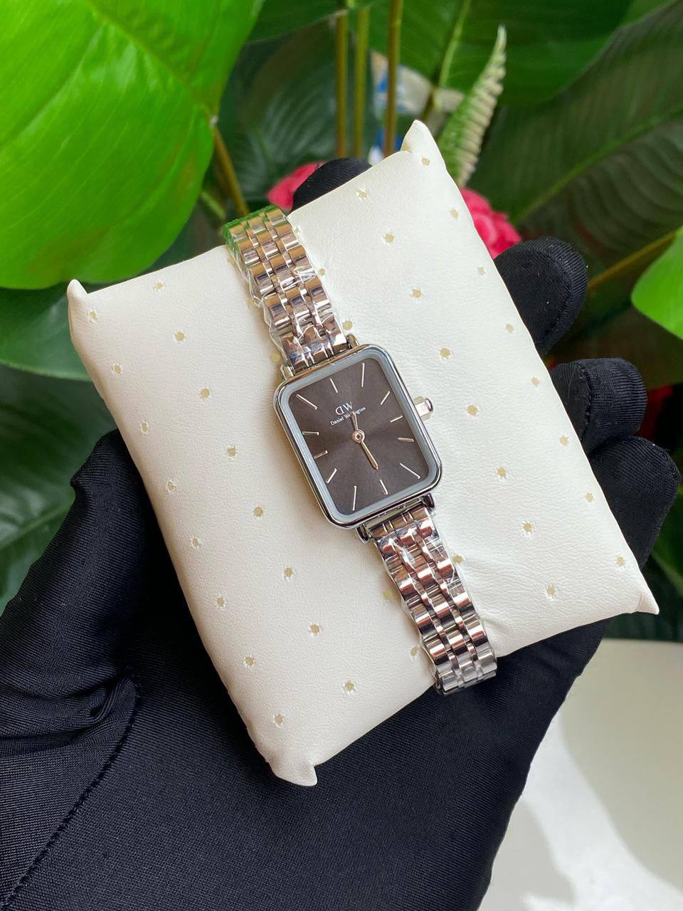 DANIEL WELLINGTON (DW) LADIES WATCH STAINLESS STEEL BATTERY POWERED WATER RESISTANT ENGRAVING SERVICES ENQUIRIES