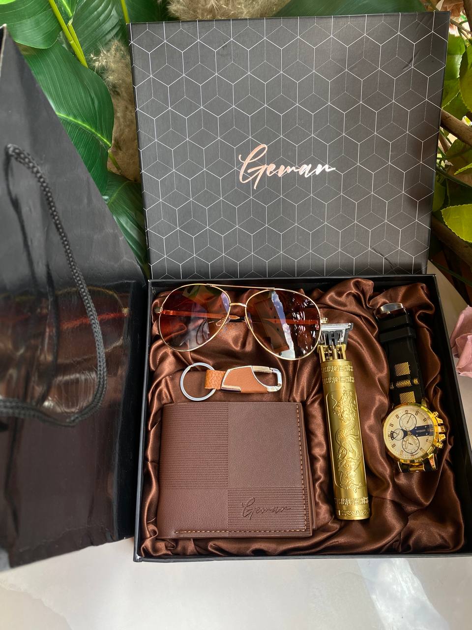 ARRIVALS MEN QUALITY GIFT PACK WITH SHAVER QUALITY SHAVER WALLET SUNGLASSES WATCH KEYHOLDER GIFT BAG WE ENGRAVE GIFTS ENQUIRIES