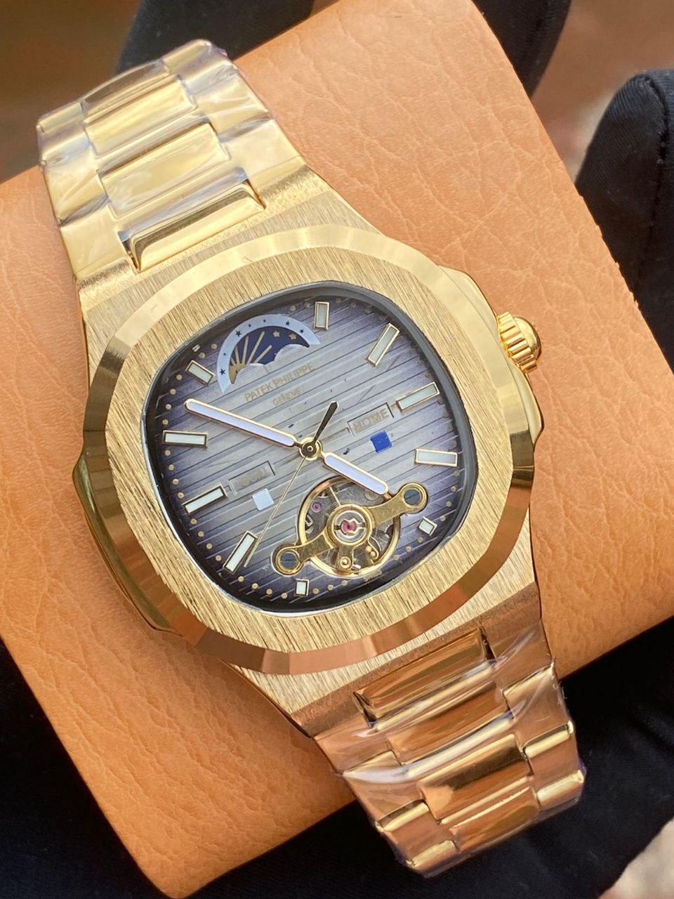 FORSINING AUTOMATIC GENTS WATCH AUTOMATIC MOVEMENT WATER RESISTANT COMES A BRANDED GIFT BOX