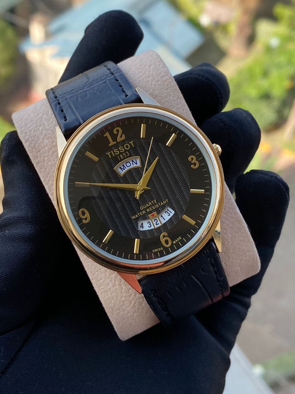 LEATHER DAY &DATE WATCH WATER RESISTANT BATTERY POWERED