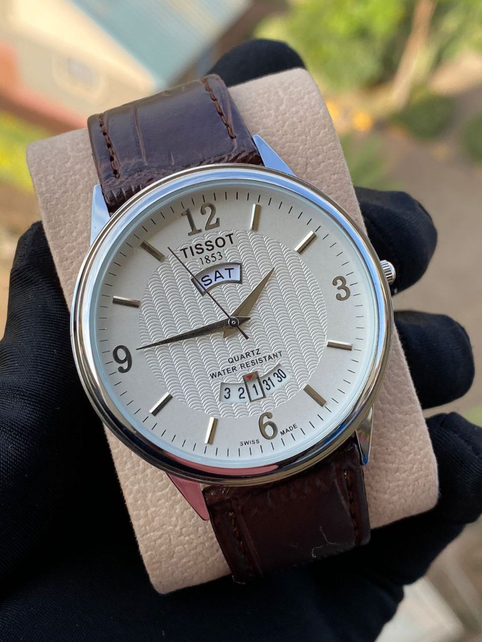 LEATHER DAY &DATE WATCH WATER RESISTANT BATTERY POWERED