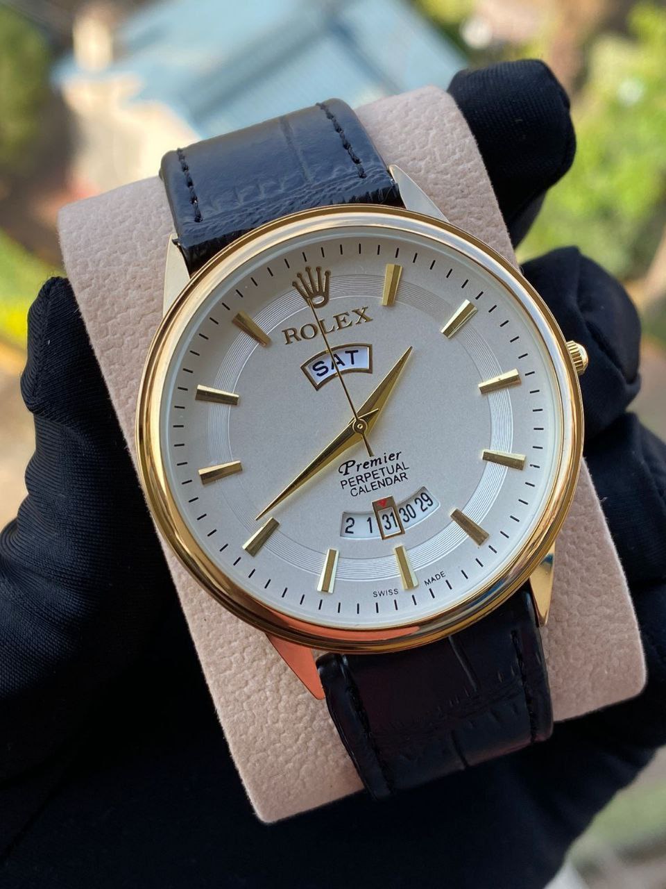 LEATHER DAY &DATE WATCH WATER RESISTANT BATTERY POWERED