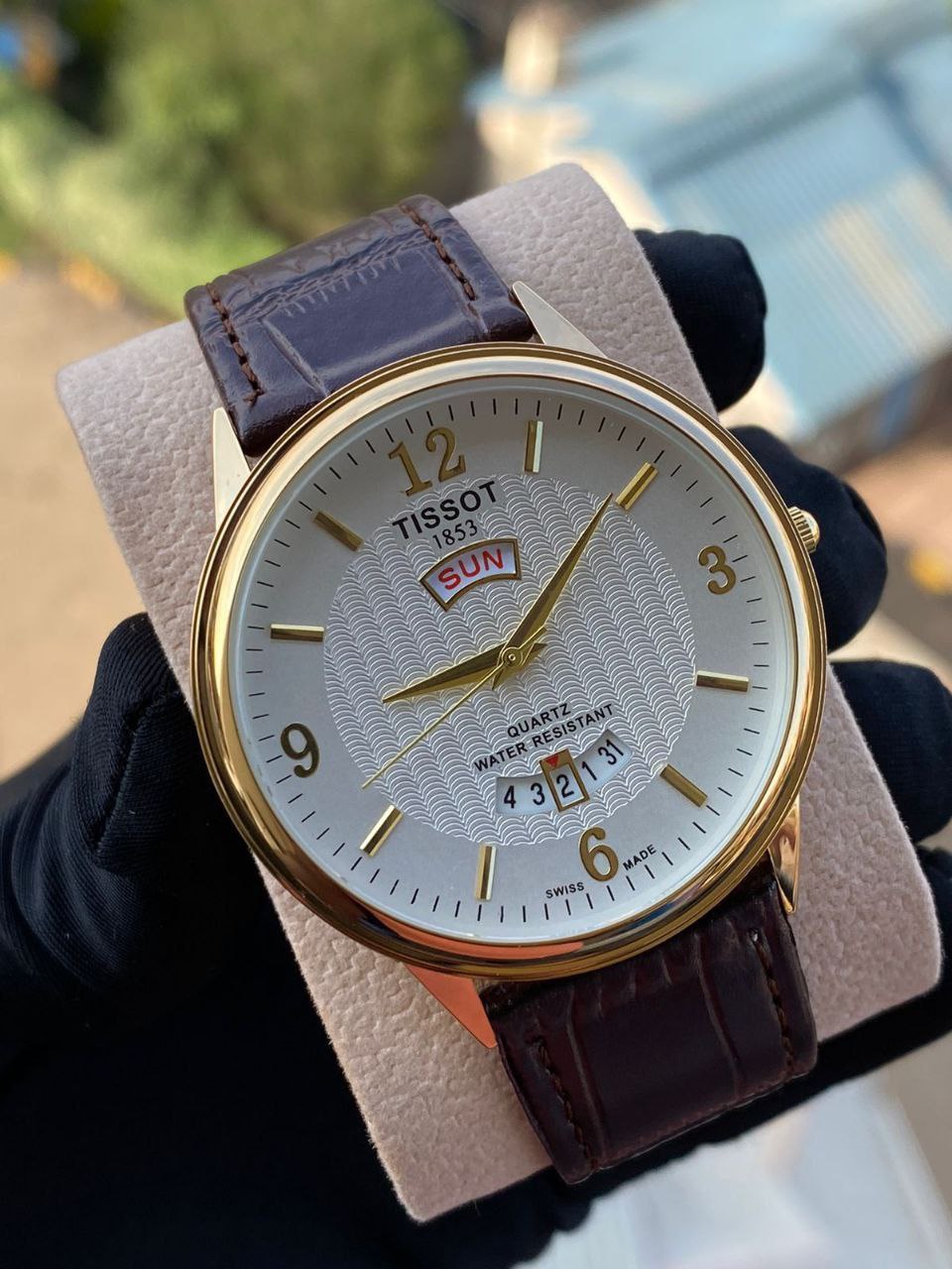 LEATHER DAY &DATE WATCH WATER RESISTANT BATTERY POWERED