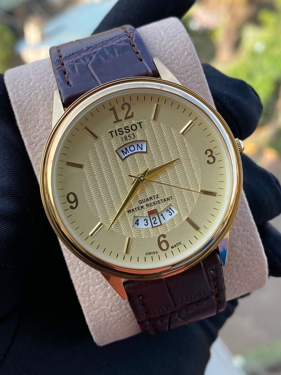 LEATHER DAY &DATE WATCH WATER RESISTANT BATTERY POWERED