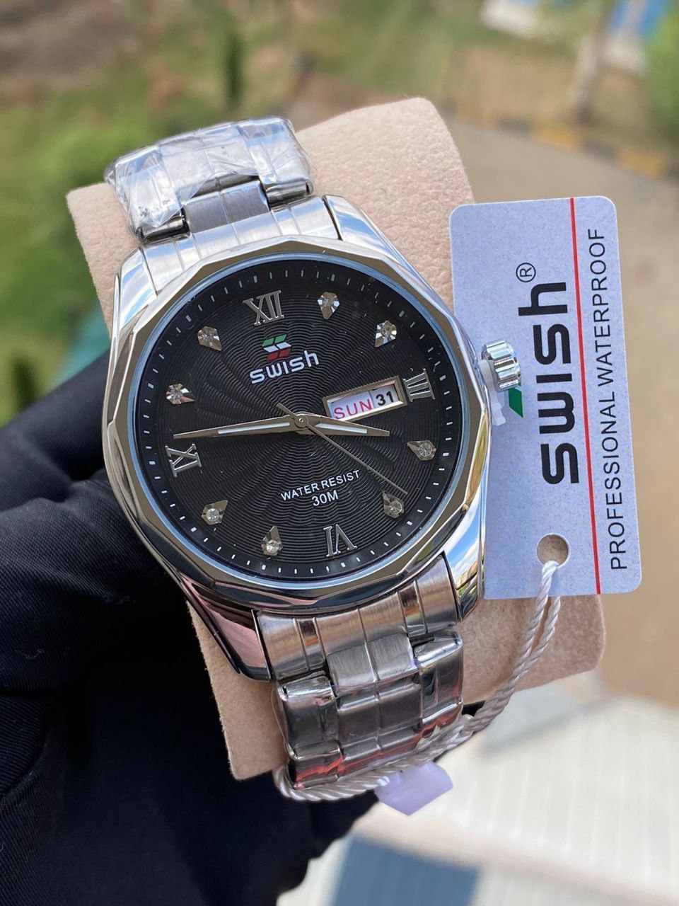 SWISH GENTS WATCH DAY&DATE DISPLAY BATTERY POWERED STAINLESS STEEL WATER RESISTANT TWO-TONE GOLDSILVER