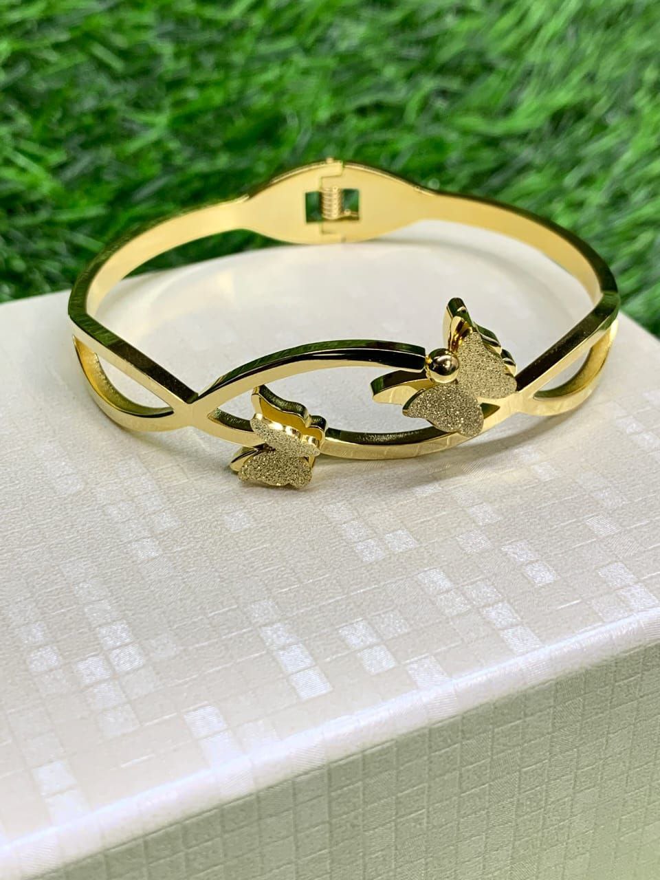 BRACELETS HYPOALLERGENIC STAINLESS STEEL FINISH BOXES NOT INCLUDED