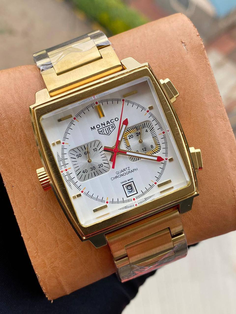 MONACO HEUR CHRONOGRAPH MEN WATCH CHRONOGRAPH MOVEMENT DATE DISPLAY NON-FADE STAINLESS STEEL FINISH WATER RESISTANT BATTERY POWERED SMOOTH SWEEPING MOVEMENT ENQUIRIES