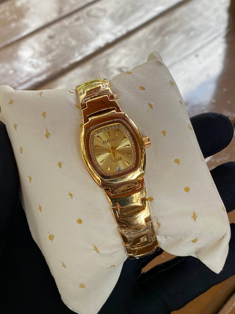 LADIES WATCH STAINLESS STEEL BATTERY POWERED WATER RESISTANT GIFT BOX GIFT BAG ENQUIRIES