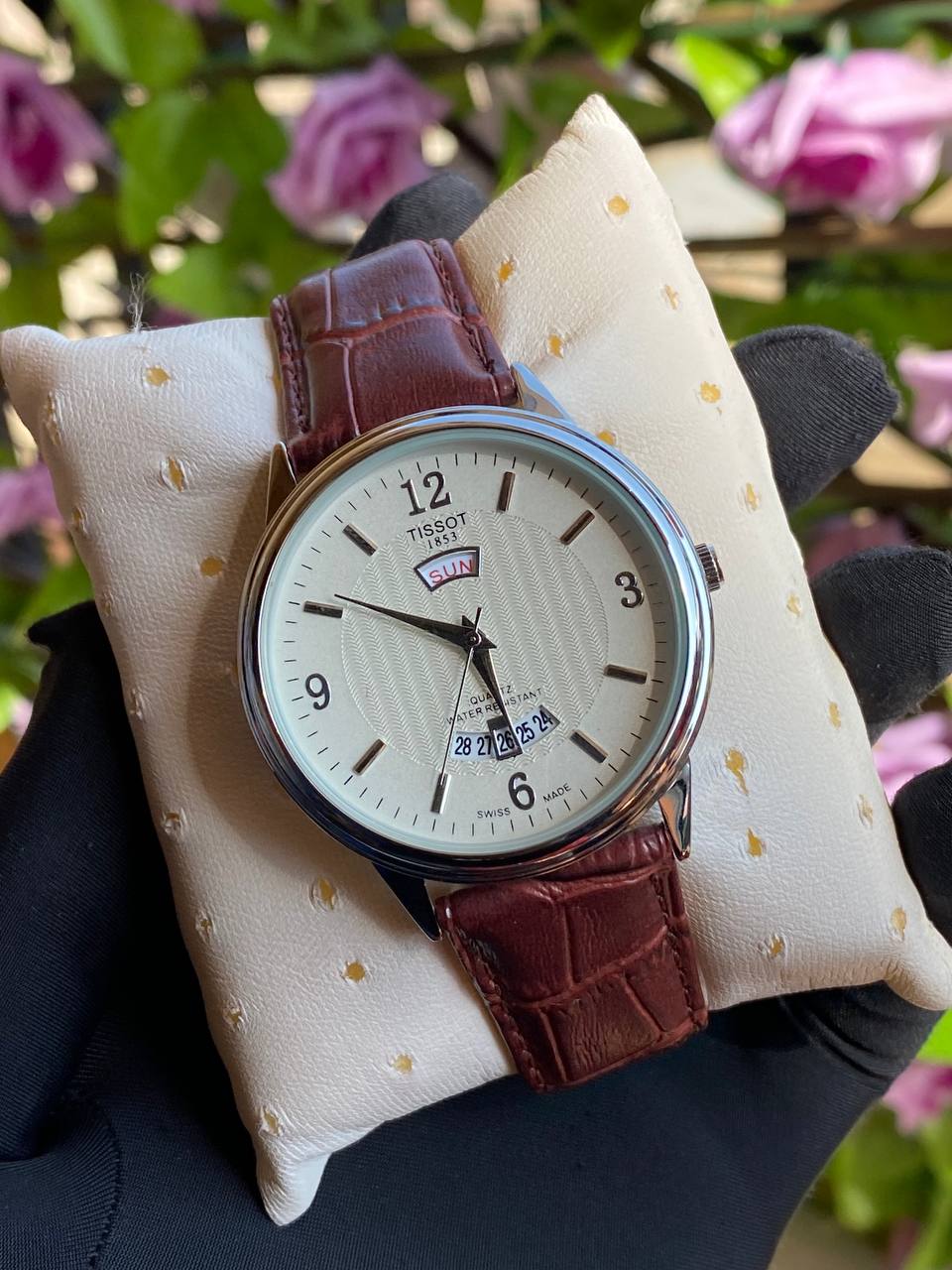 LEATHER DAY&DATE GENTS WATCH DAY&DATE DISPLAY WATER RESISTANT FINELY POLISHED LEATHER STRAP STAINLESS STEEL CASE ENQUIRIES