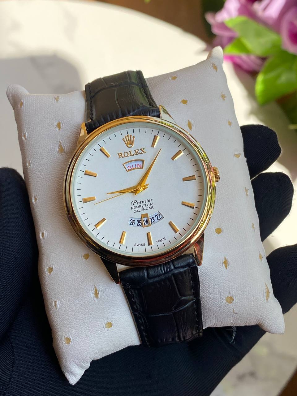 LEATHER DAY&DATE GENTS WATCH DAY&DATE DISPLAY WATER RESISTANT FINELY POLISHED LEATHER STRAP STAINLESS STEEL CASE ENQUIRIES