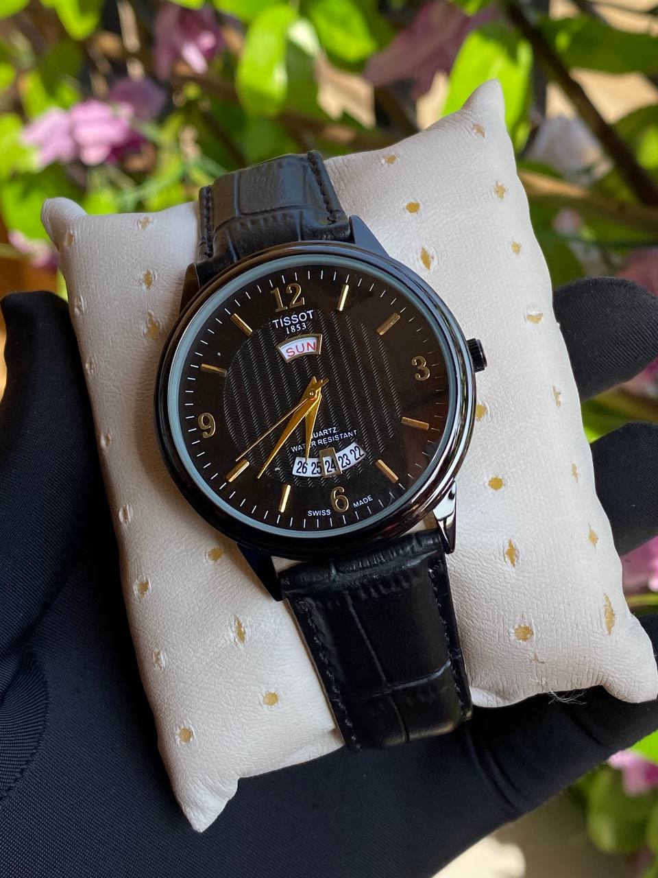 LEATHER DAY&DATE GENTS WATCH DAY&DATE DISPLAY WATER RESISTANT FINELY POLISHED LEATHER STRAP STAINLESS STEEL CASE ENQUIRIES