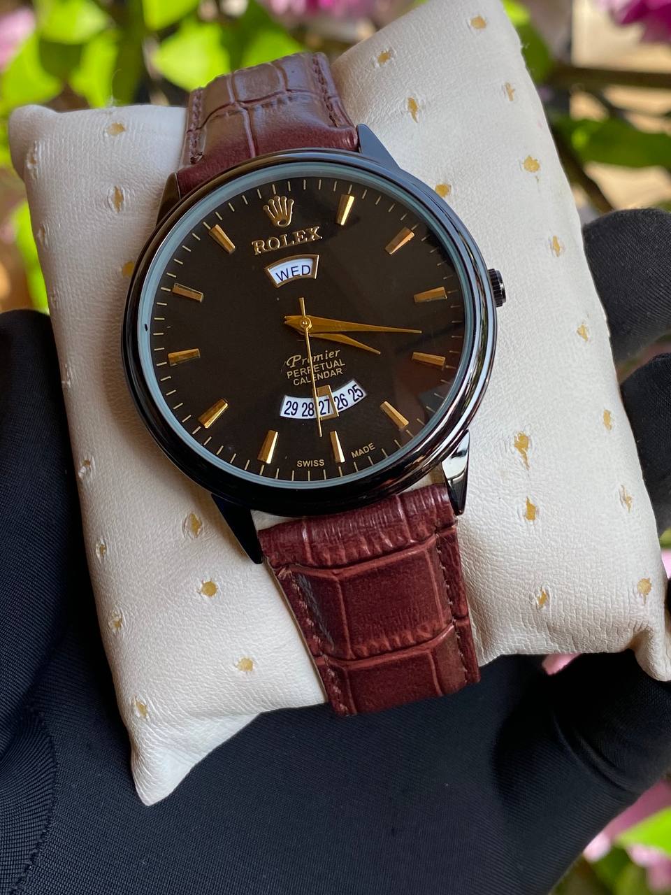 LEATHER DAY&DATE GENTS WATCH DAY&DATE DISPLAY WATER RESISTANT FINELY POLISHED LEATHER STRAP STAINLESS STEEL CASE ENQUIRIES