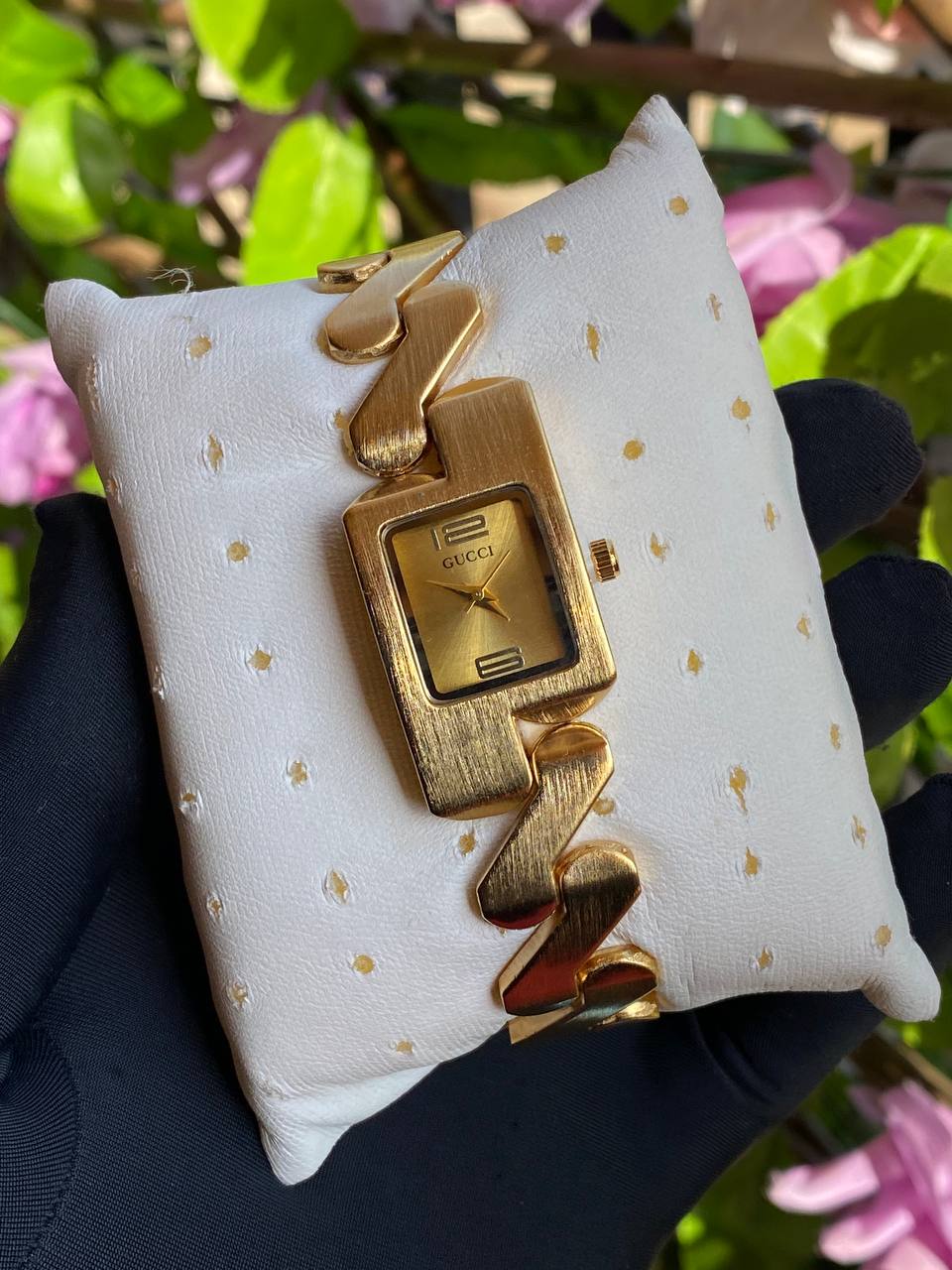 GUCCI LADIES WATCH WATER RESISTANT NONE FADE BATTERY POWERED AND ENQUIRIES