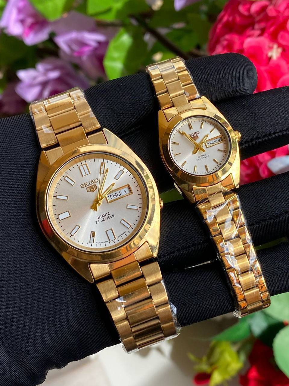 SEIKO 5 SINGLE PAIR DAY AND DATE DISPLAY BATTERY POWERED NON FADE STAINLESS STEEL FINISH NIGHT GLOW ENQUIRIES