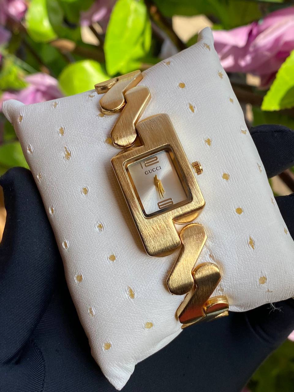 GUCCI LADIES WATCH WATER RESISTANT NONE FADE BATTERY POWERED AND ENQUIRIES