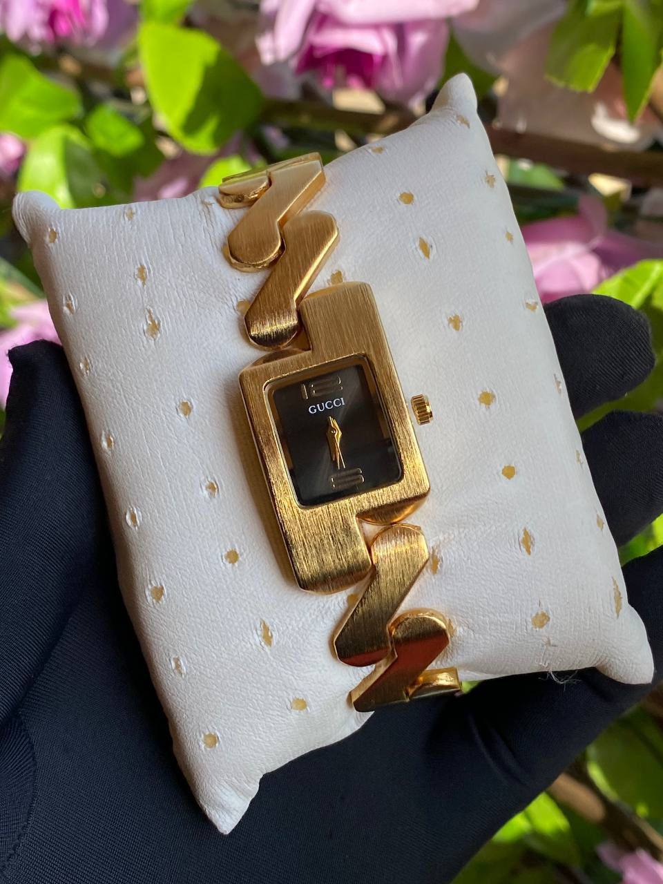 GUCCI LADIES WATCH WATER RESISTANT NONE FADE BATTERY POWERED AND ENQUIRIES